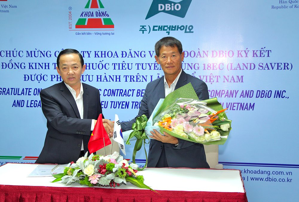 Đại diện lãnh đạo công ty Khoa Đăng (TGĐ Nguyễn Văn Chương) và Đại diện lãnh đạo công ty DBiO Hàn Quốc (TGĐ Chang Keun Sung) cùng ký kết thỏa ước hợp tác